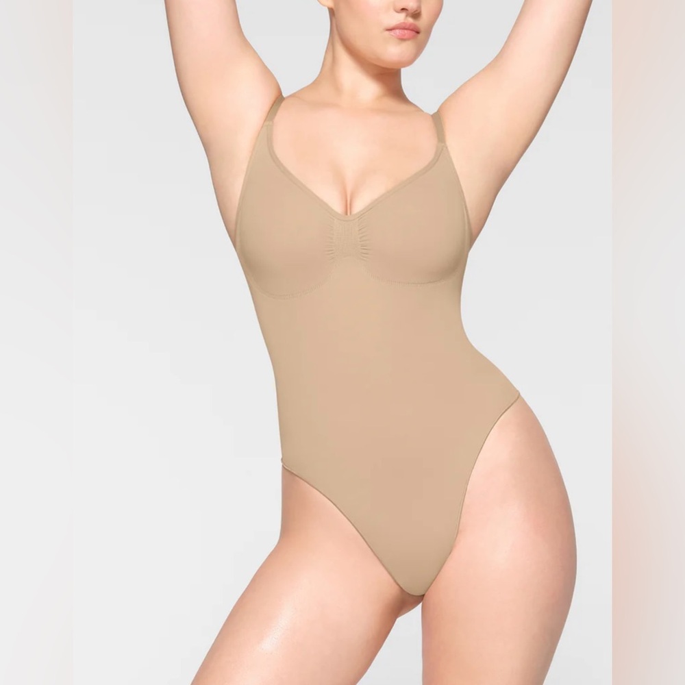 SKIMS EVERYDAY SCULPT  BODYSUIT Size. S/M 🎁🎈